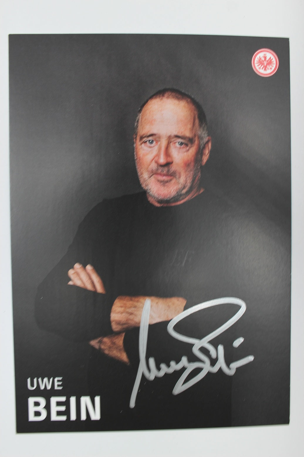 Kapitänsbinde Uwe Bein signiert im Rahmen COA Autogramm Eintracht Frankfurt