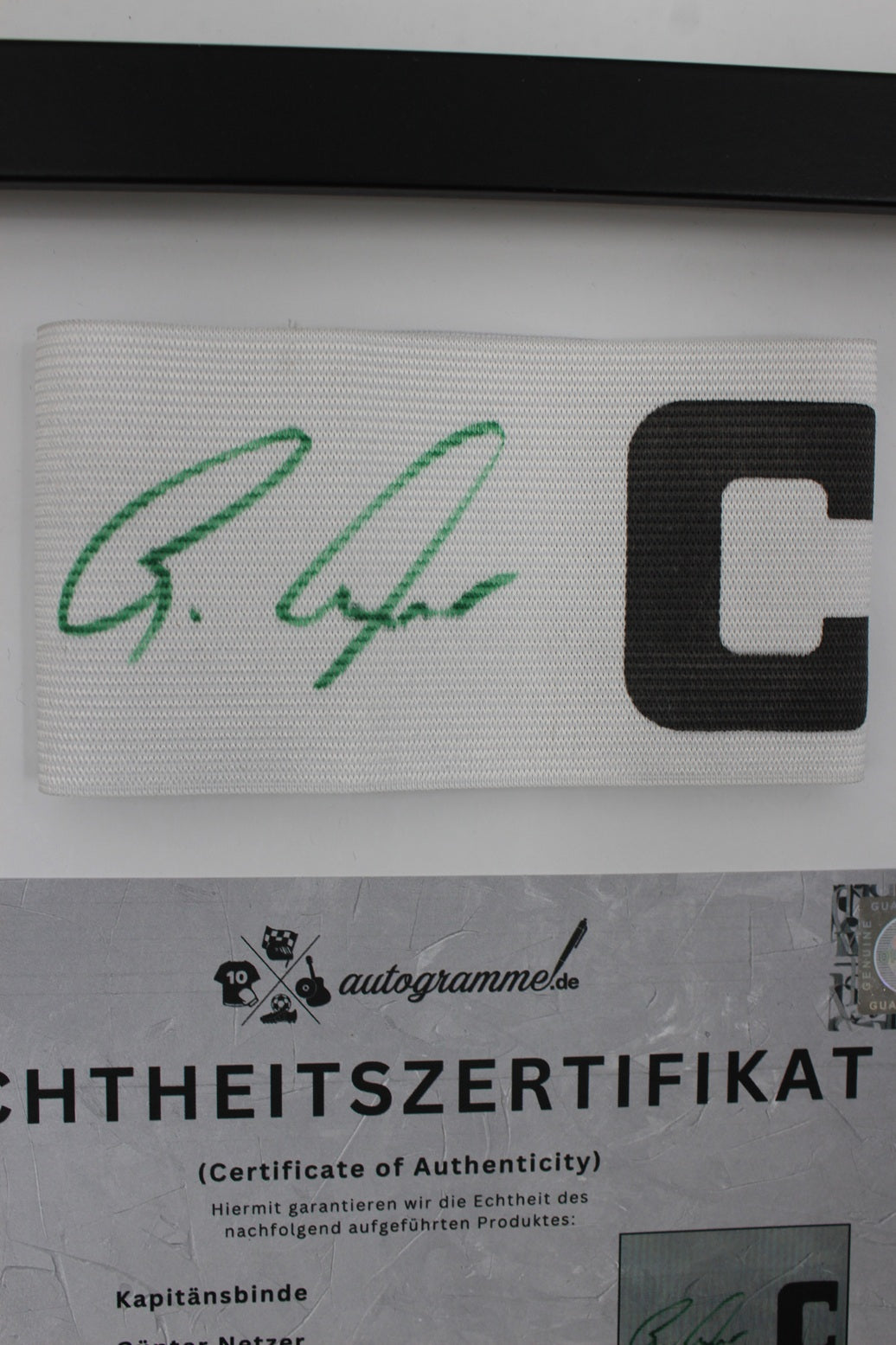 Kapitänsbinde Günter Netzer signiert im Rahmen Borussia Mönchengladbach COA