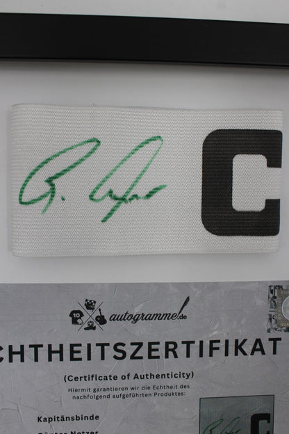 Kapitänsbinde Günter Netzer signiert im Rahmen Borussia Mönchengladbach COA