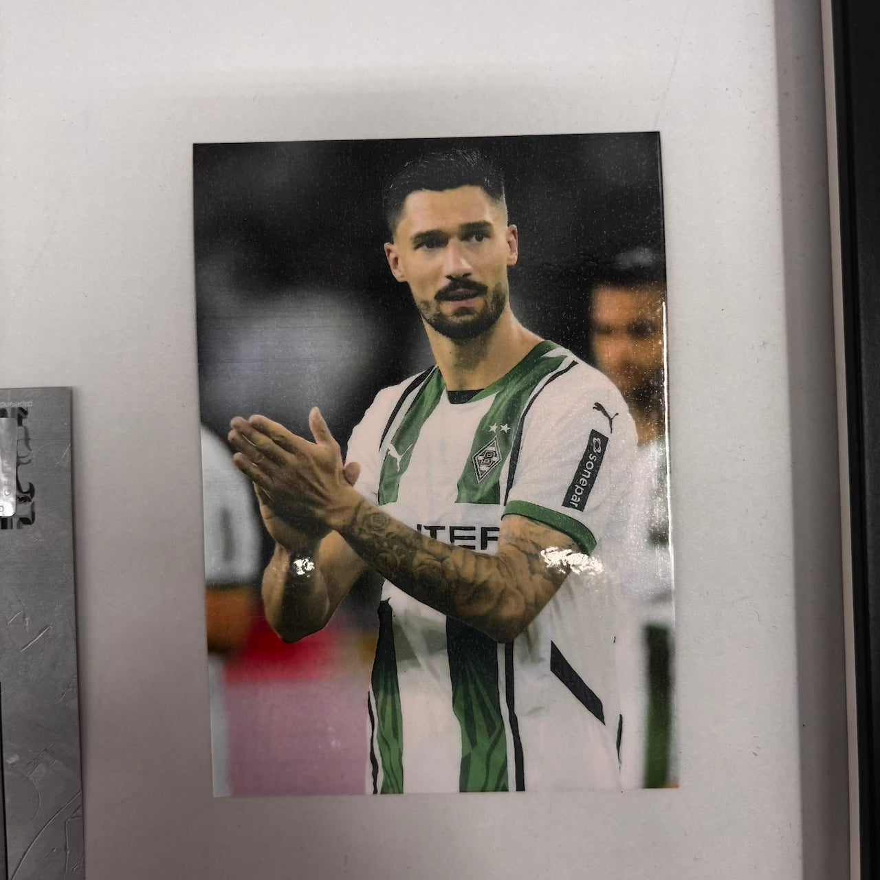 Kapitänsbinde Tim Kleindienst signiert im Rahmen Borussia Mönchengladbach COA