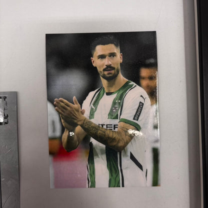 Kapitänsbinde Tim Kleindienst signiert im Rahmen Borussia Mönchengladbach COA