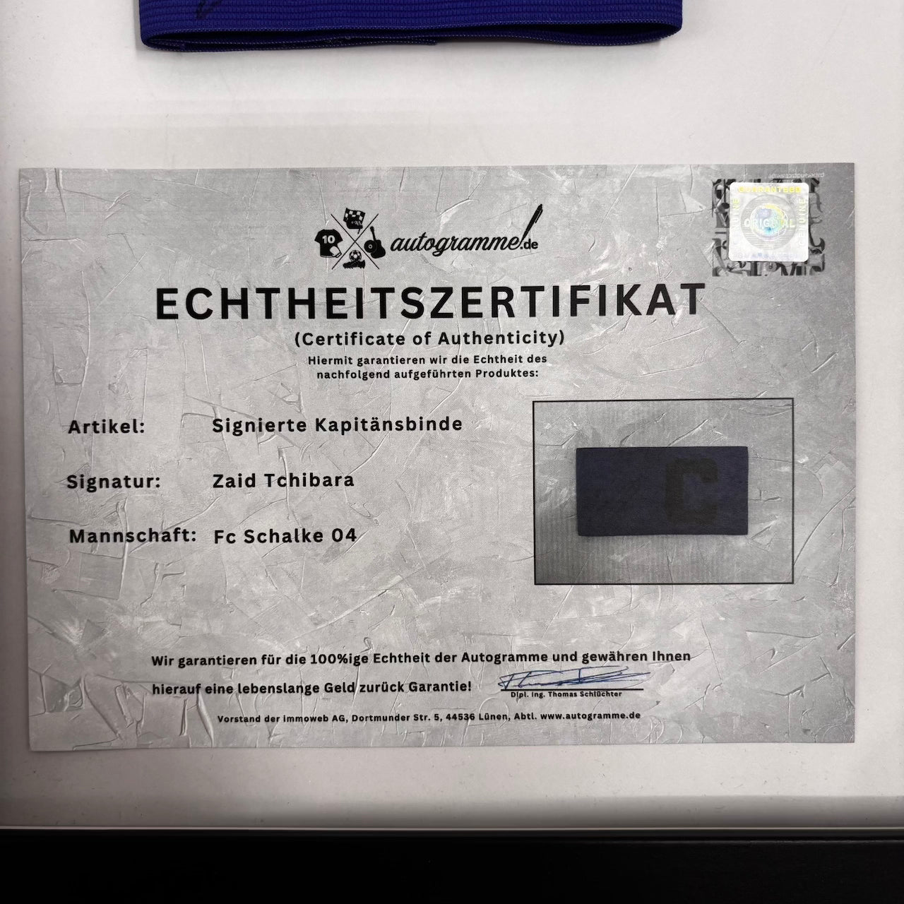 Kapitänsbinde Zaid Tchibara signiert im Rahmen Schalke 04 COA blau