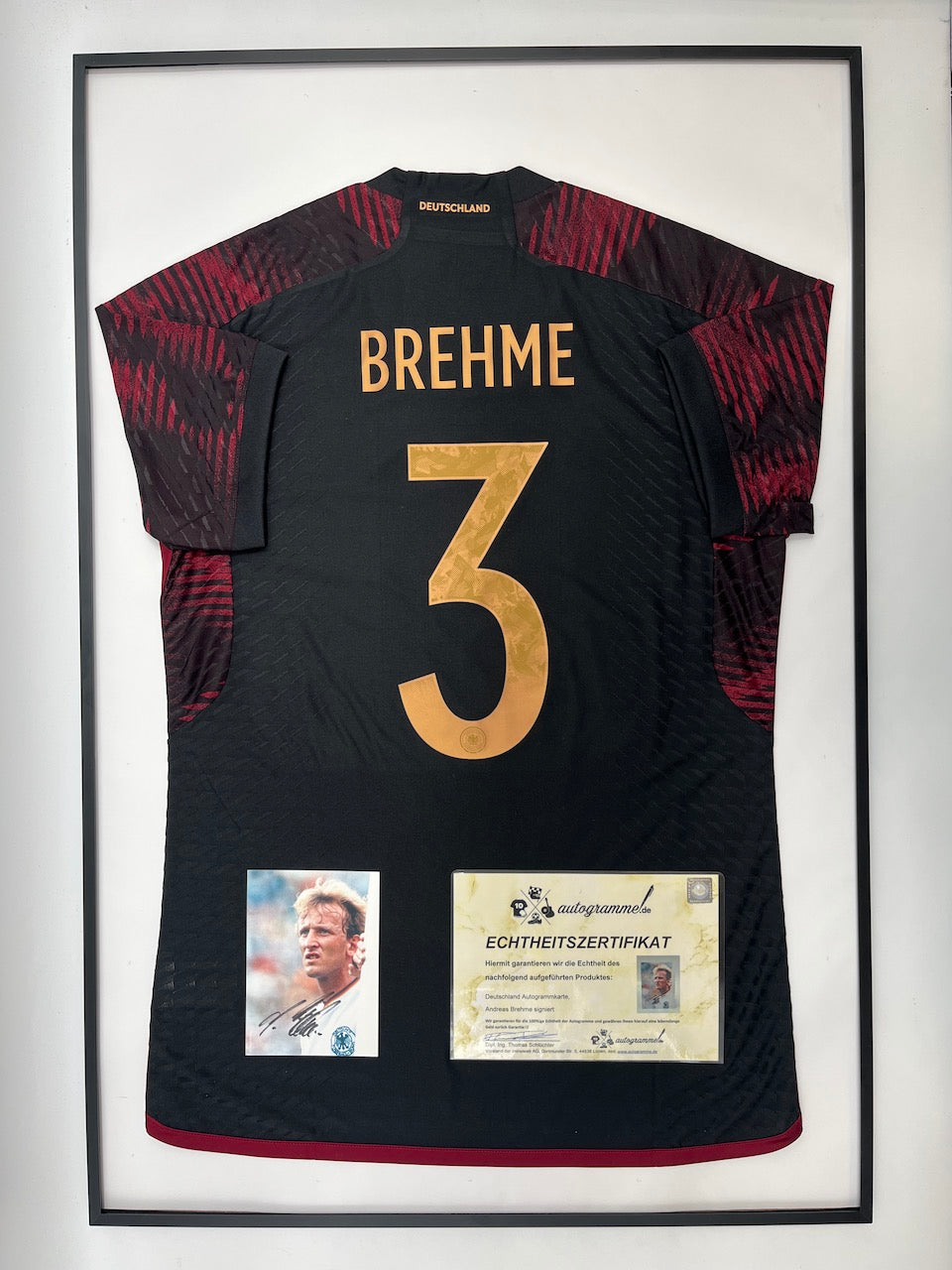 Autogrammkarte Andreas Brehme signiert im Rahmen + DFB Trikot