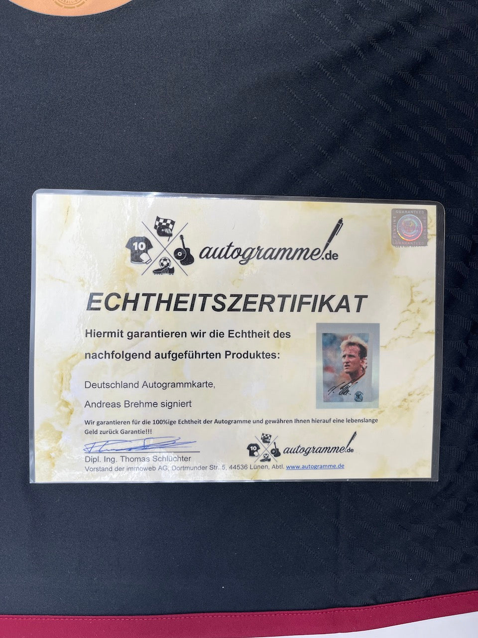 Autogrammkarte Andreas Brehme signiert im Rahmen + DFB Trikot