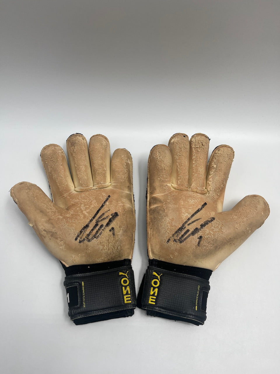 Matchworn Torwart Handschuhe Bernd Leno signiert COA Puma