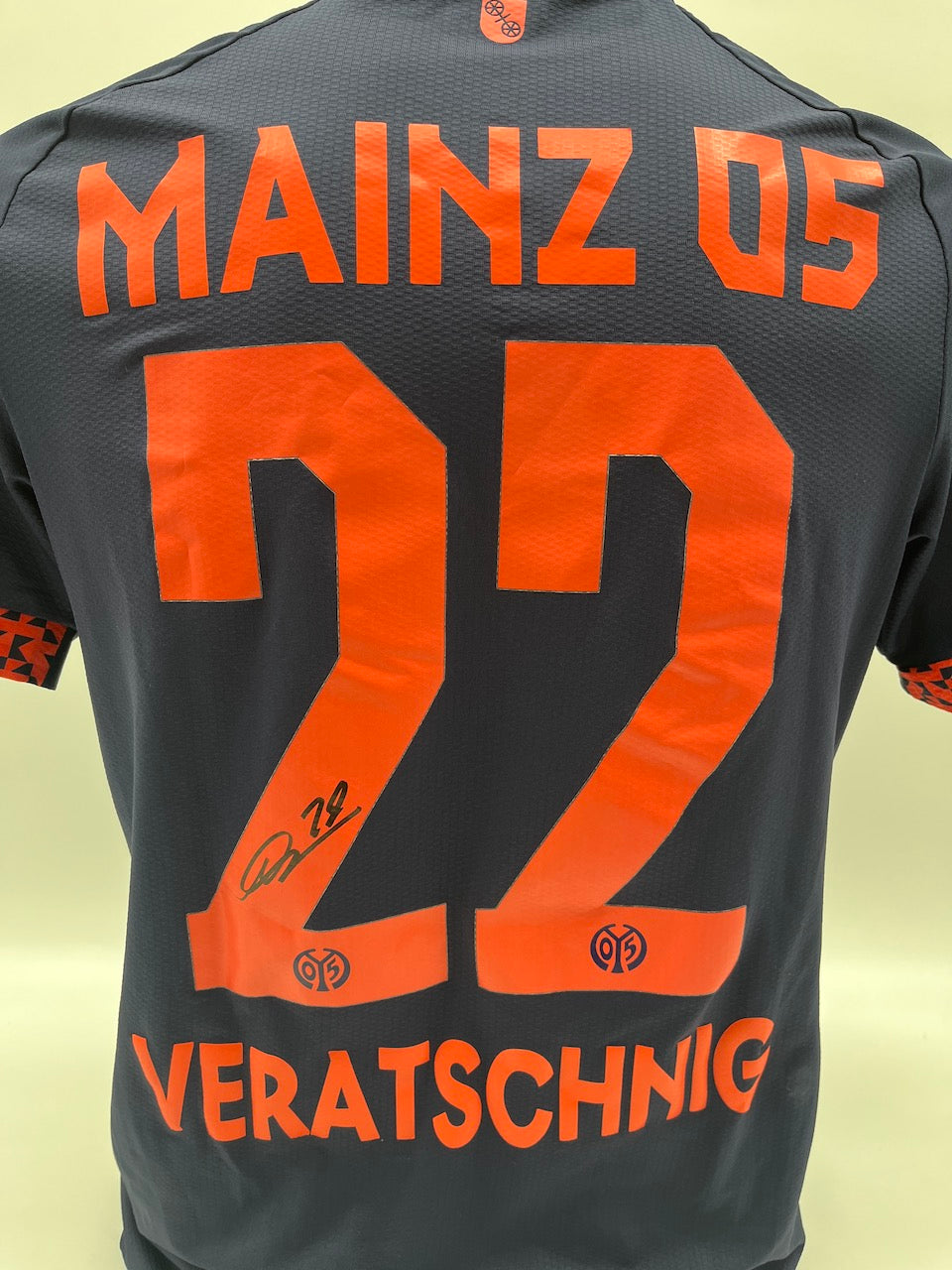 Matchworn Mainz Trikot getragen & signiert von Nikolas Veratschnig 19.01.2025