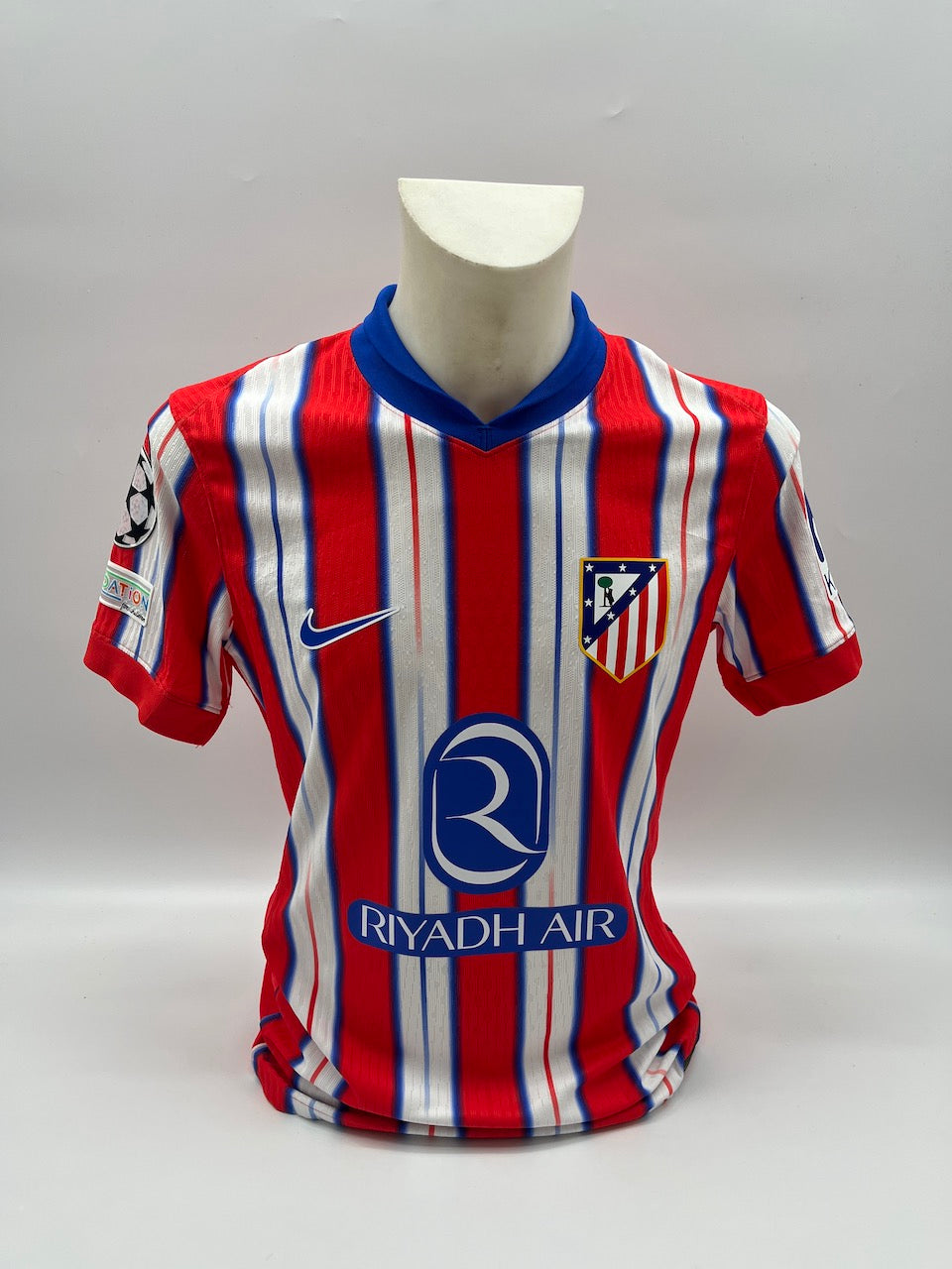 Matchworn Atletico Madrid Trikot getragen & signiert von Samuel Lino 21.01.2025