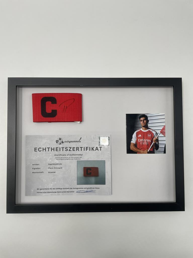Kapitänsbinde Piero Hincapié signiert im Rahmen Bayer 04 Leverkusen Autogramm