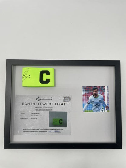 Kapitänsbinde Mohamed Amoura signiert im Rahmen Wolfsburg Autogramm COA