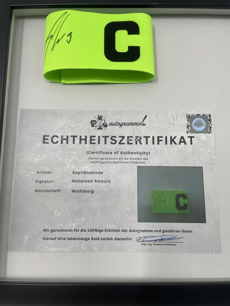 Kapitänsbinde Mohamed Amoura signiert im Rahmen Wolfsburg Autogramm COA