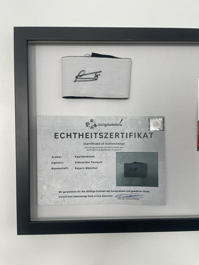 Kapitänsbinde Aleksandar Pavlović signiert im Rahmen Bayern München Autogramm COA