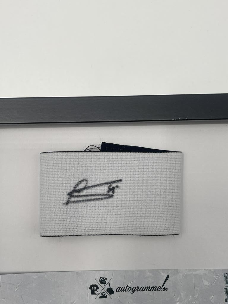 Kapitänsbinde Aleksandar Pavlović signiert im Rahmen Bayern München Autogramm COA