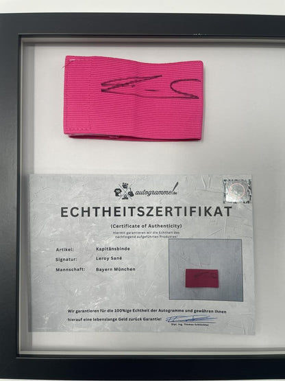 Kapitänsbinde Leroy Sane signiert im Rahmen Bayern München Autogramm