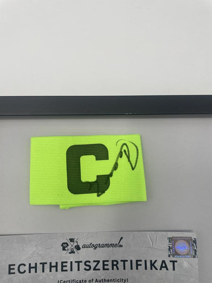 Kapitänsbinde Wolfgang Overath signiert im Rahmen 1. FC Köln Autogramm