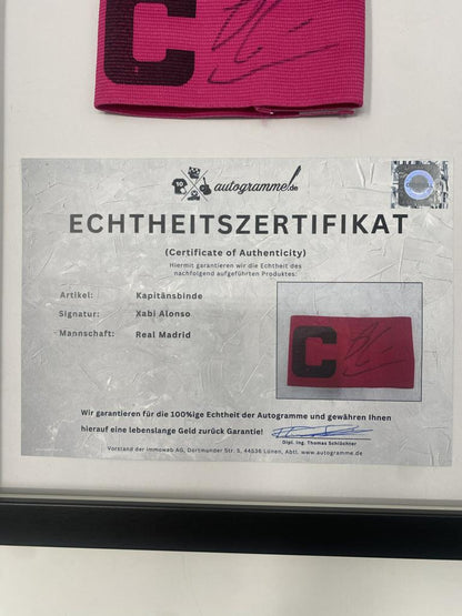 Kapitänsbinde Xabi Alsonso signiert im Rahmen Real Madrid Fußball COA  Autogramm