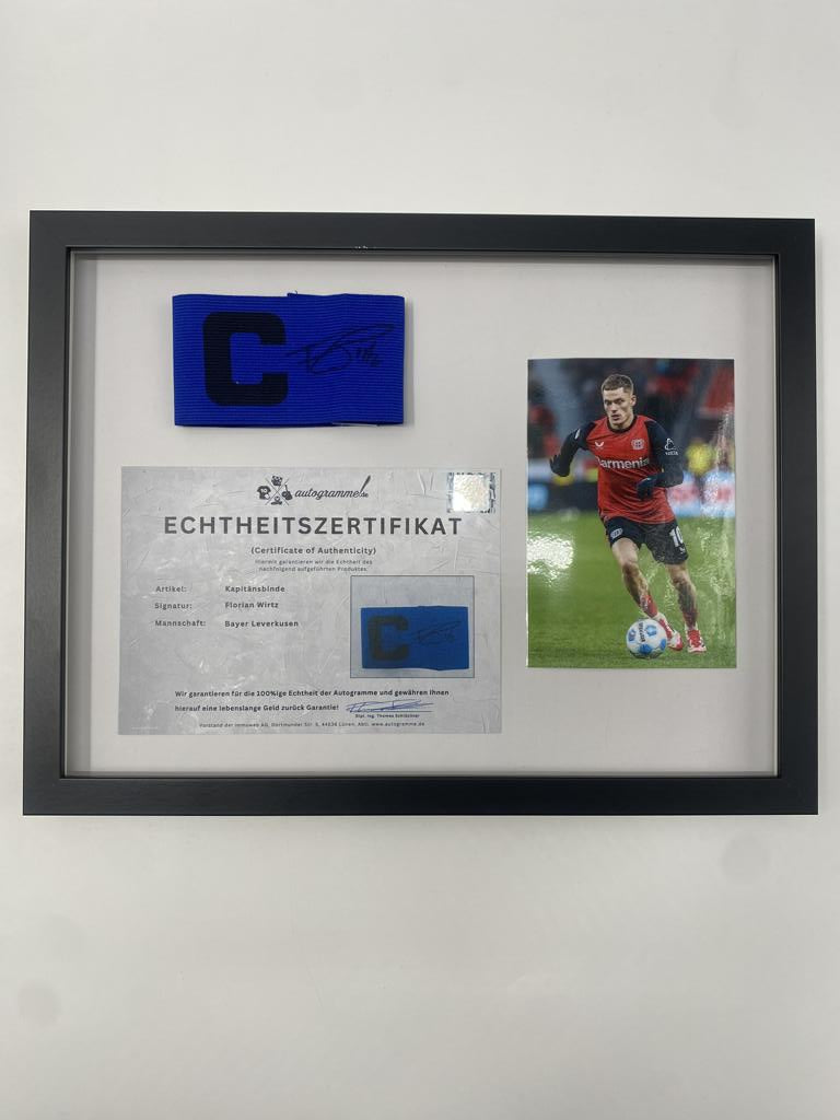 Kapitänsbinde Florian Wirtz signiert im Rahmen Bayer Leverkusen Autogramm