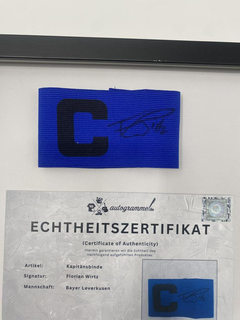 Kapitänsbinde Florian Wirtz signiert im Rahmen Bayer Leverkusen Autogramm