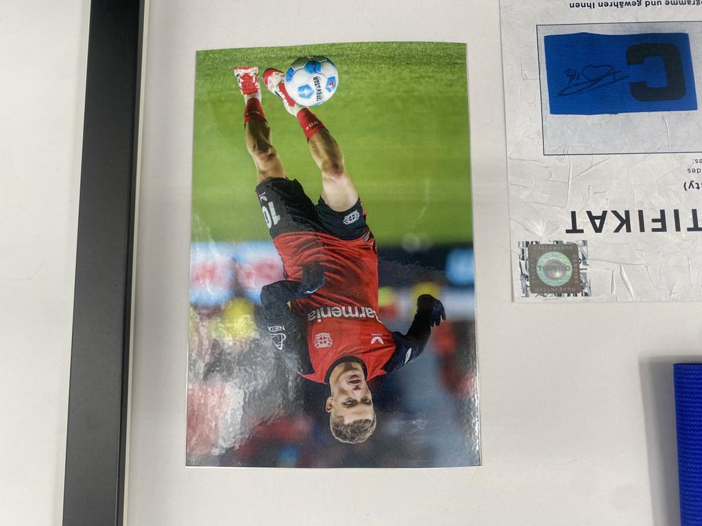 Kapitänsbinde Florian Wirtz signiert im Rahmen Bayer Leverkusen Autogramm