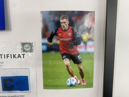 Kapitänsbinde Florian Wirtz signiert im Rahmen Bayer Leverkusen Autogramm