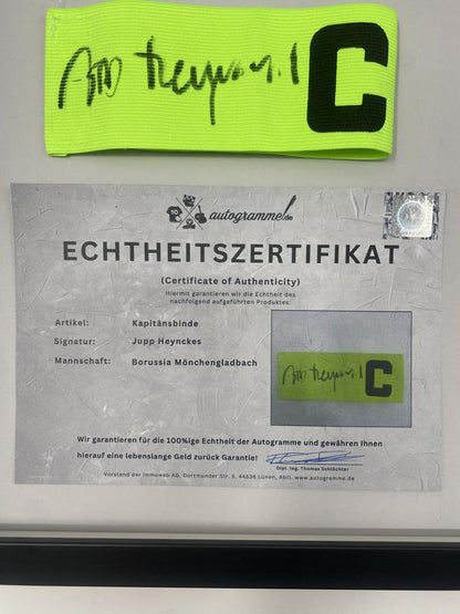 Kapitänsbinde Jupp Heynckes signiert im Rahmen Borussia Mönchengladbach  Autogramm