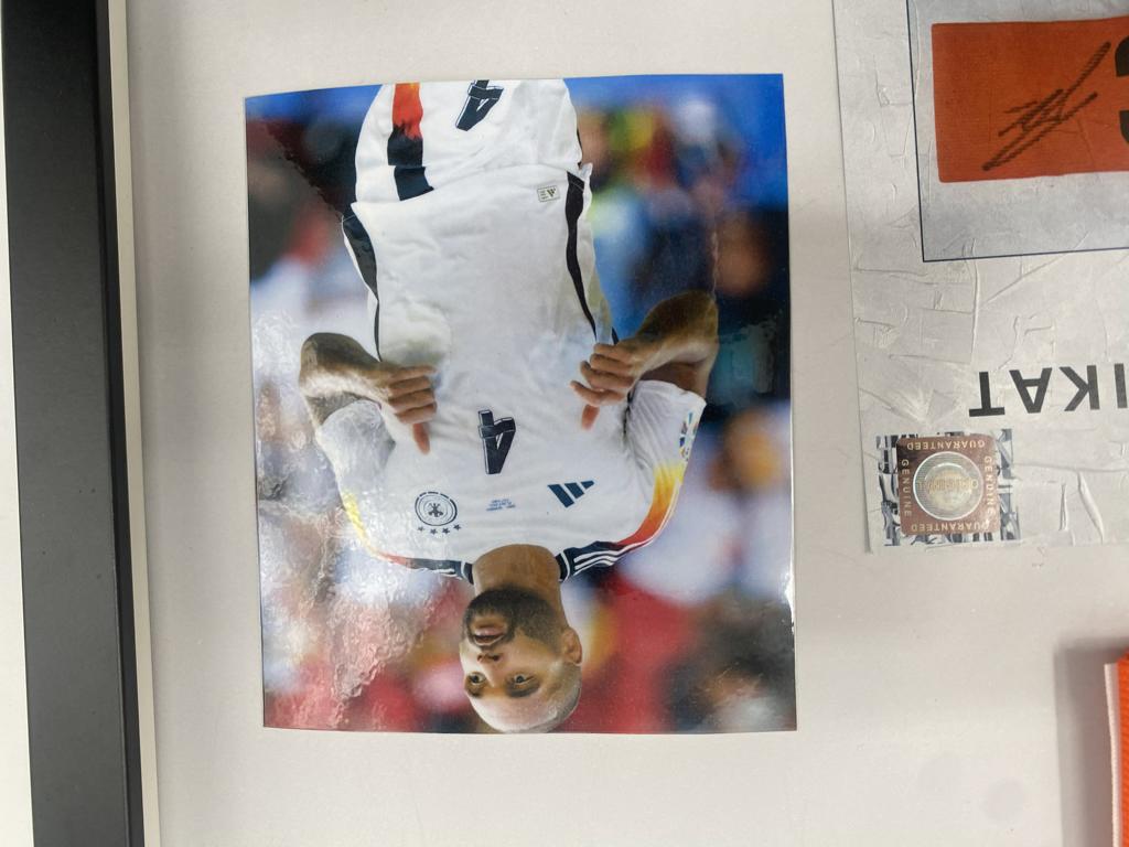 Kapitänsbinde Jonathan Tah signiert im Rahmen Deutschland Fußball Autogramm