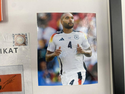 Kapitänsbinde Jonathan Tah signiert im Rahmen Deutschland Fußball Autogramm