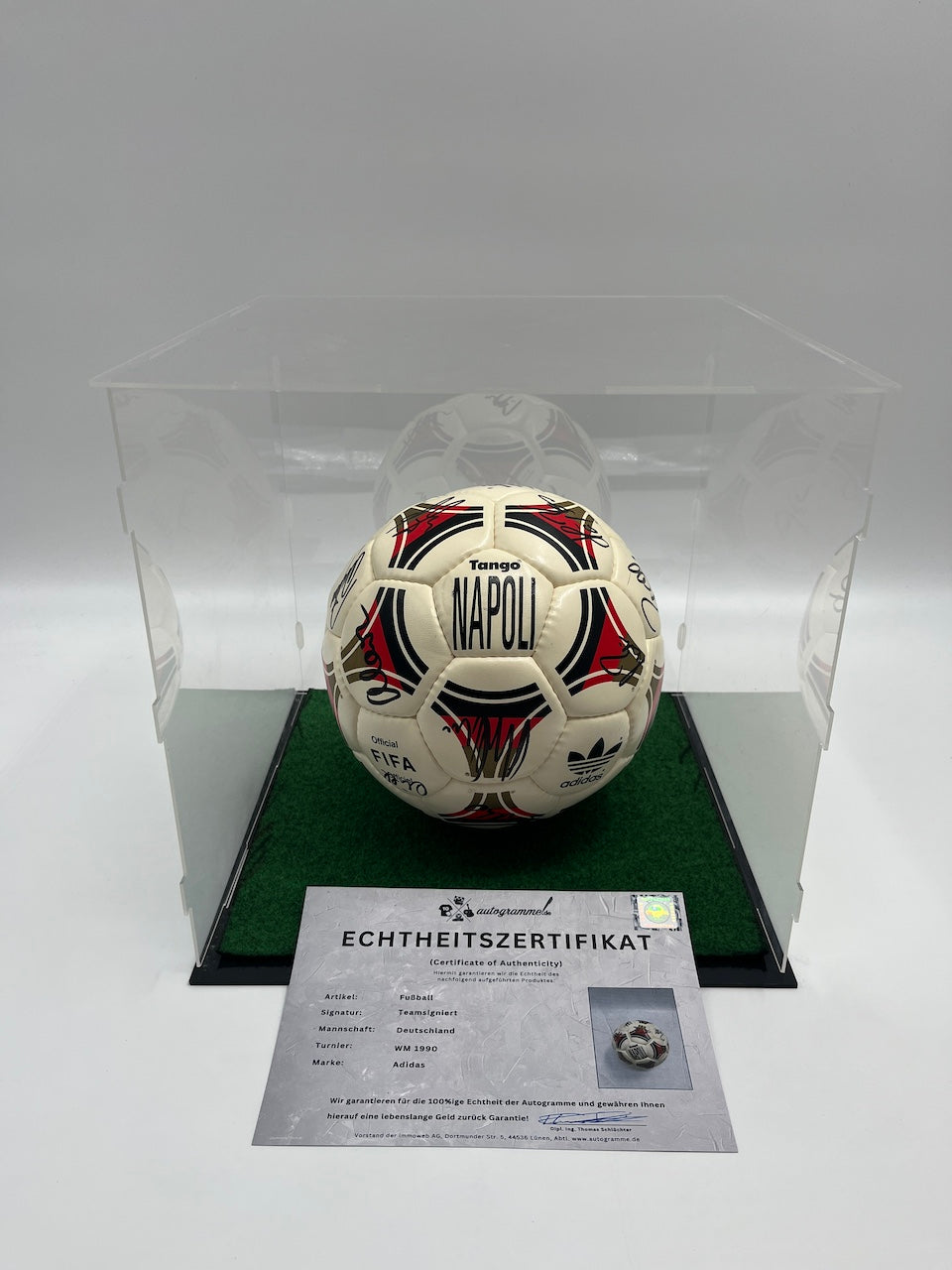 Fußball Teamsigniert WM 1990 in Vitrine DFB Unterschrift Autogramm Adidas Ball