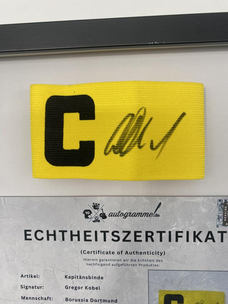 Kapitänsbinde Gregor Kobel signiert im Rahmen Borussia Dortmund Autogramm COA