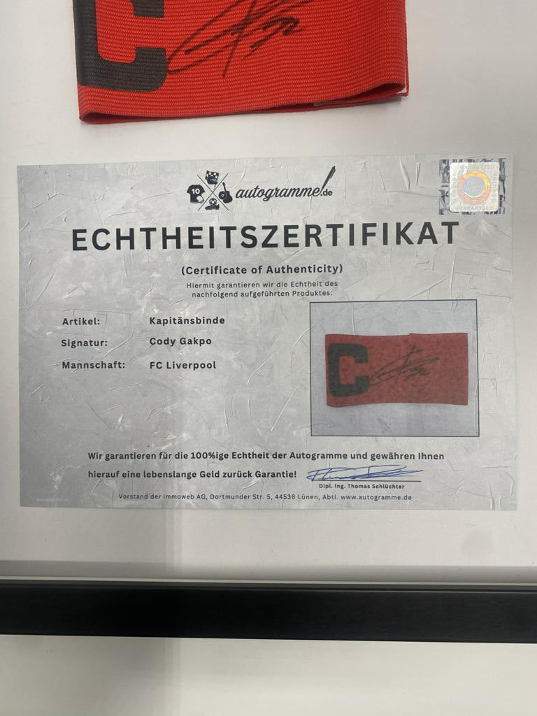 Kapitänsbinde Cody Gakpo signiert im Rahmen FC Liverpool Autogramm COA