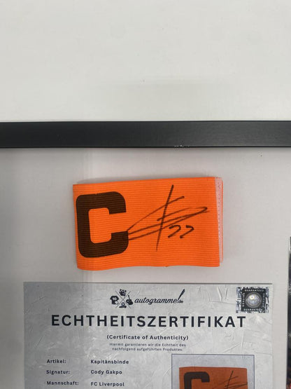 Kapitänsbinde Cody Gakpo signiert im Rahmen FC Liverpool Autogramm COA