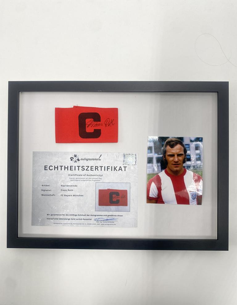 Kapitänsbinde Franz Roth signiert im Rahmen Bayern München Autogramm COA