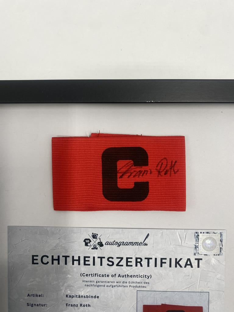 Kapitänsbinde Franz Roth signiert im Rahmen Bayern München Autogramm COA