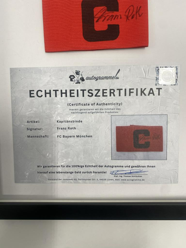 Kapitänsbinde Franz Roth signiert im Rahmen Bayern München Autogramm COA