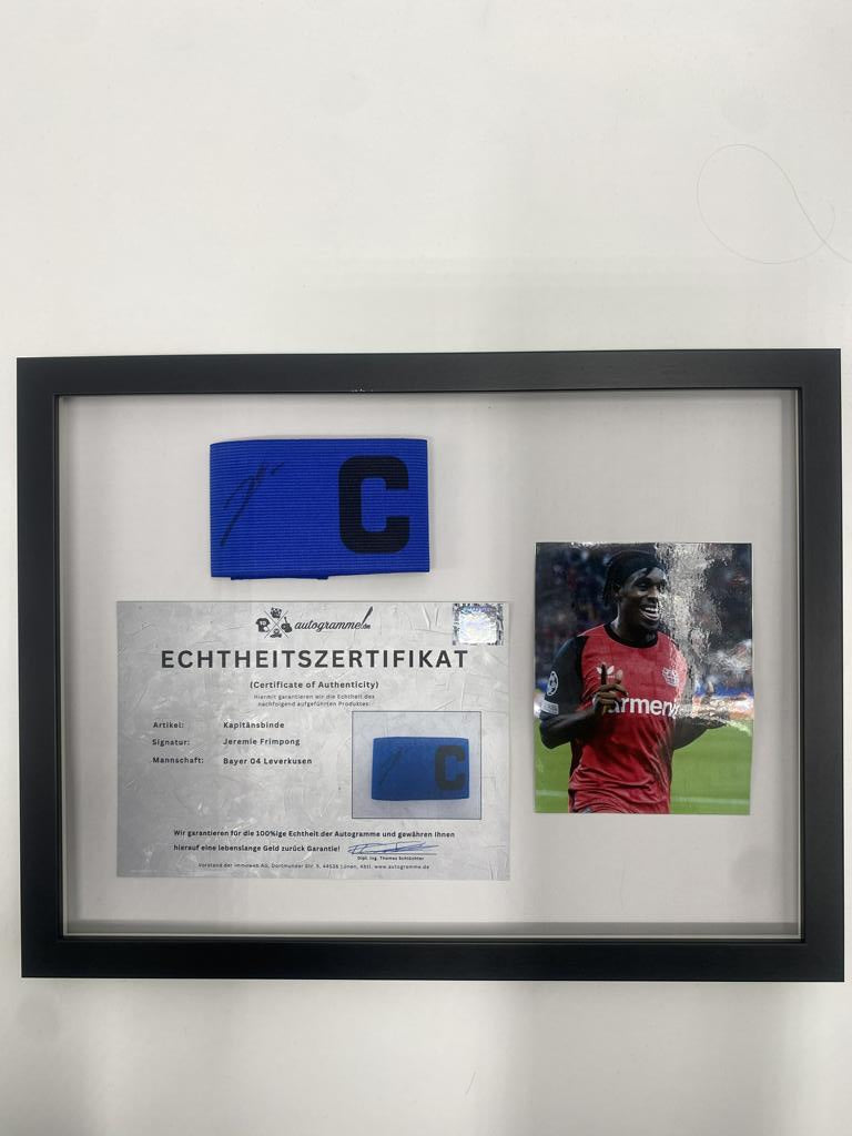 Kapitänsbinde Jeremie Frimpong signiert im Rahmen Bayer 04 Leverkusen Autogramm
