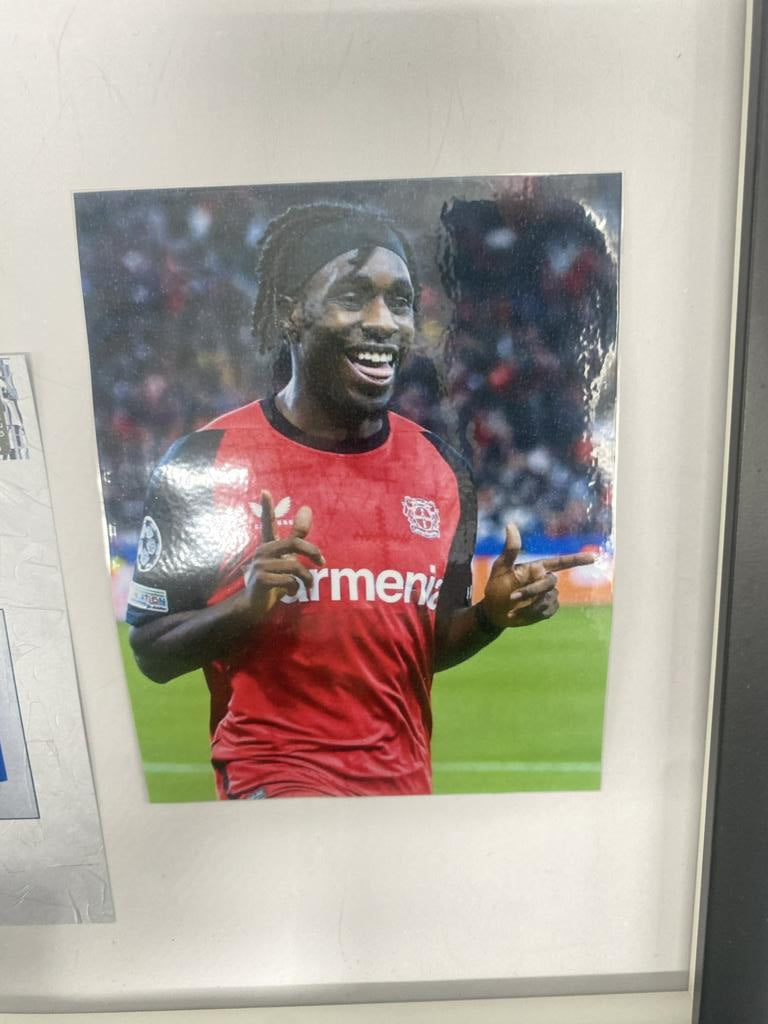 Kapitänsbinde Jeremie Frimpong signiert im Rahmen Bayer 04 Leverkusen Autogramm