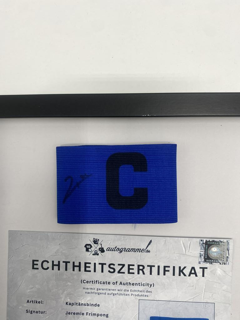Kapitänsbinde Jeremie Frimpong signiert im Rahmen Bayer 04 Leverkusen Autogramm