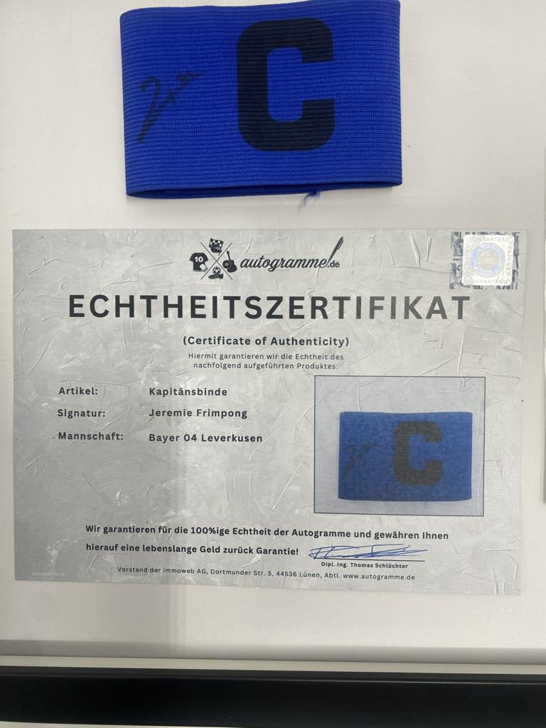 Kapitänsbinde Jeremie Frimpong signiert im Rahmen Bayer 04 Leverkusen Autogramm
