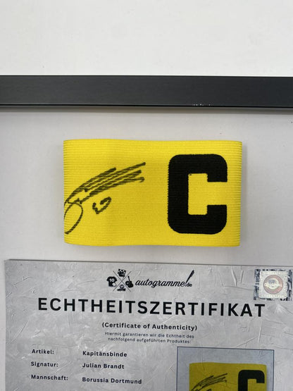 Kapitänsbinde Julian Brandt signiert im Rahmen Borussia Dortmund Autogramm COA