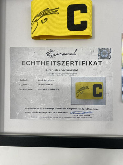 Kapitänsbinde Julian Brandt signiert im Rahmen Borussia Dortmund Autogramm COA