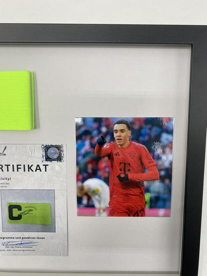 Kapitänsbinde Jamal Musiala signiert im Rahmen Bayern München Autogramm COA