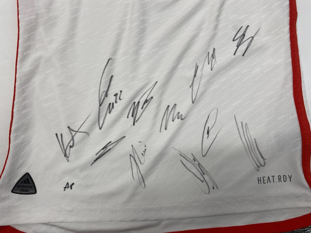 Bayern München Trikot 2023/2024 Teamsigniert Autogramm COA Adidas Fußball S