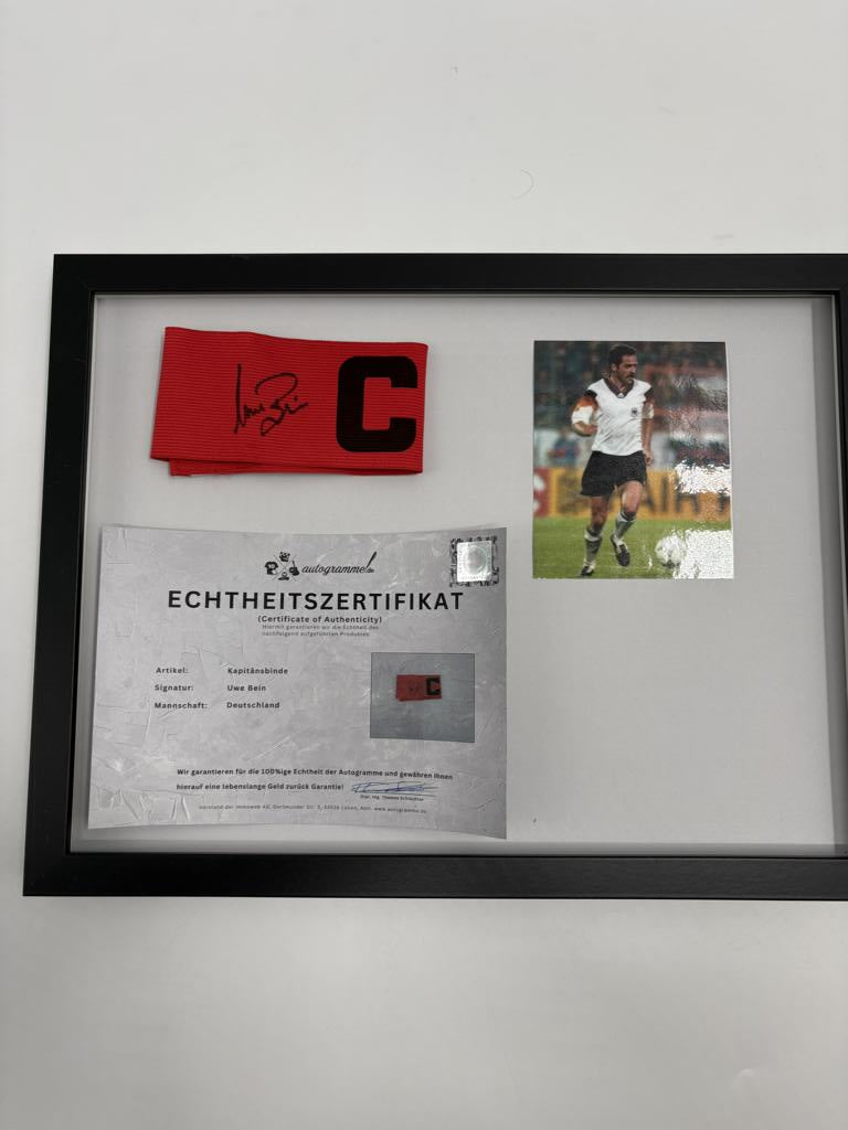 Kapitänsbinde Uwe Bein signiert im Rahmen DFB Autogramm COA