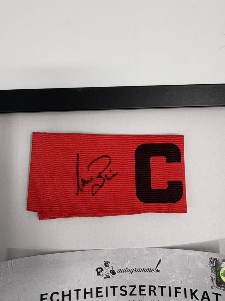 Kapitänsbinde Uwe Bein signiert im Rahmen DFB Autogramm COA