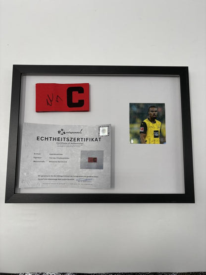 Kapitänsbinde Carney Chukwuemeka signiert im Rahmen Borussia Dortmund Autogramm