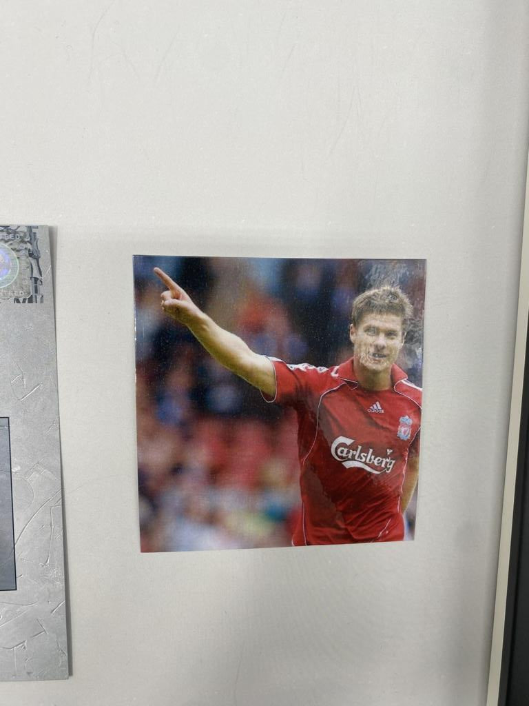 Kapitänsbinde Xabi Alonso signiert im Rahmen FC Liverpool Autogramm COA