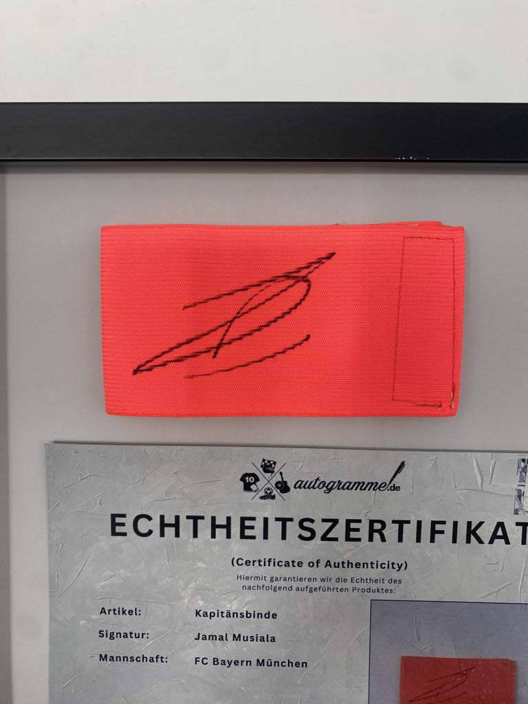 Kapitänsbinde Jamal Musiala signiert im Rahmen Bayern München Fußball Autogramm