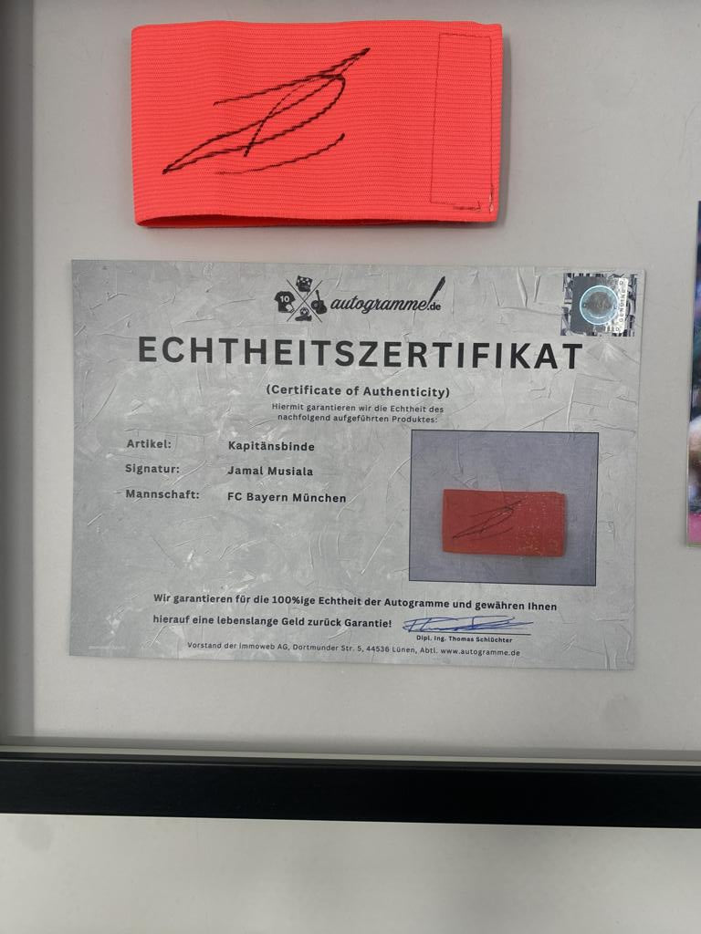Kapitänsbinde Jamal Musiala signiert im Rahmen Bayern München Fußball Autogramm