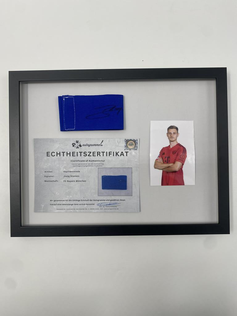 Kapitänsbinde Josip Stanisic signiert im Rahmen Bayern München Fußball Autogramm