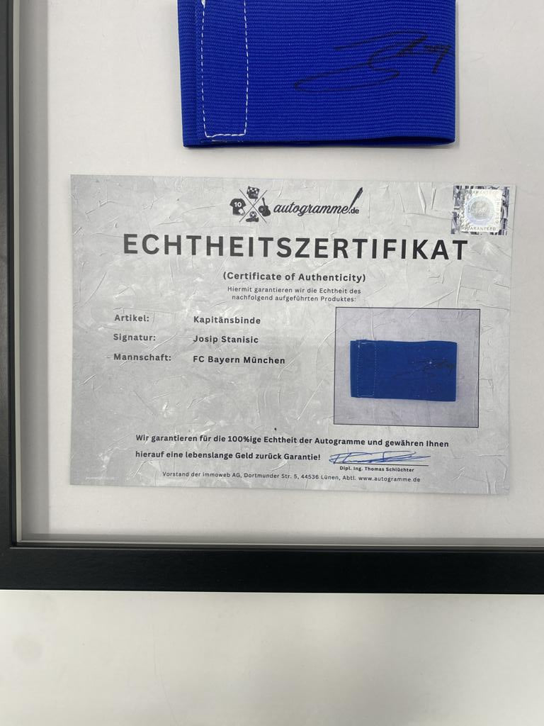 Kapitänsbinde Josip Stanisic signiert im Rahmen Bayern München Fußball Autogramm