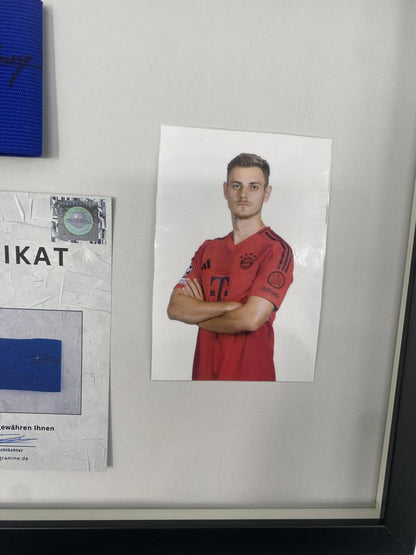 Kapitänsbinde Josip Stanisic signiert im Rahmen Bayern München Fußball Autogramm